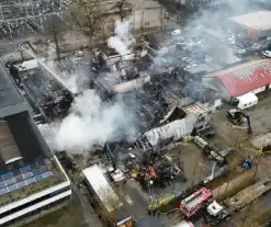 Bedrijfspanden verwoest door brand, overslag naar vuurwerkopslag voorkomen