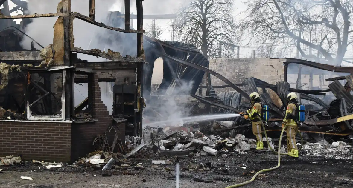 Bedrijfspanden verwoest door brand, overslag naar vuurwerkopslag voorkomen - Foto 1