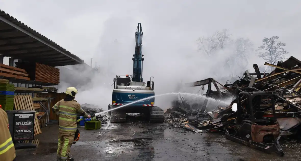 Bedrijfspanden verwoest door brand, overslag naar vuurwerkopslag voorkomen - Foto 10