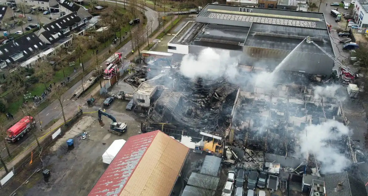 Bedrijfspanden verwoest door brand, overslag naar vuurwerkopslag voorkomen - Foto 12