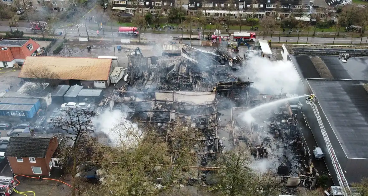 Bedrijfspanden verwoest door brand, overslag naar vuurwerkopslag voorkomen - Foto 13