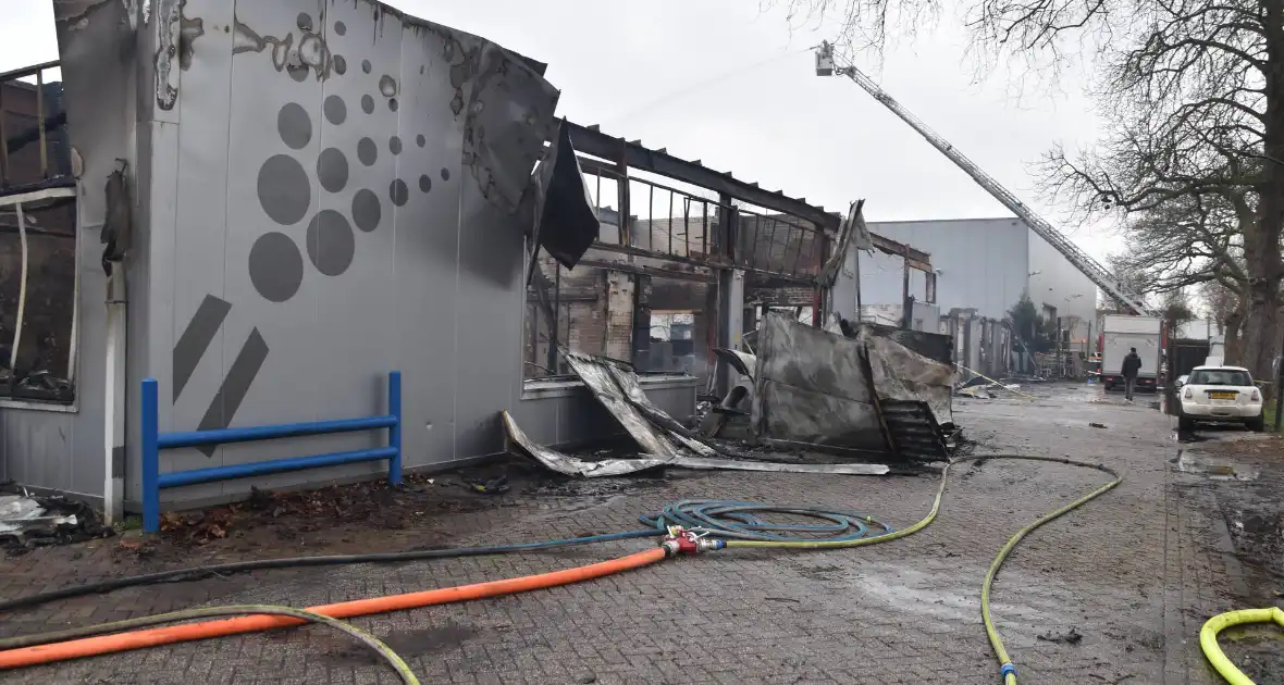 Bedrijfspanden verwoest door brand, overslag naar vuurwerkopslag voorkomen - Foto 3