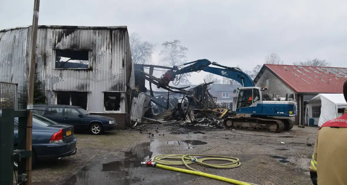 Bedrijfspanden verwoest door brand, overslag naar vuurwerkopslag voorkomen - Foto 4