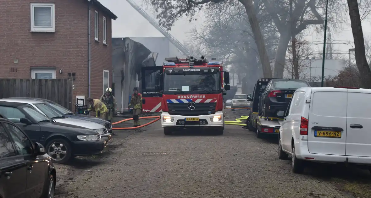 Bedrijfspanden verwoest door brand, overslag naar vuurwerkopslag voorkomen - Foto 5