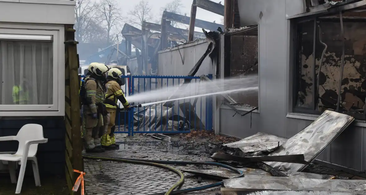 Bedrijfspanden verwoest door brand, overslag naar vuurwerkopslag voorkomen - Foto 6