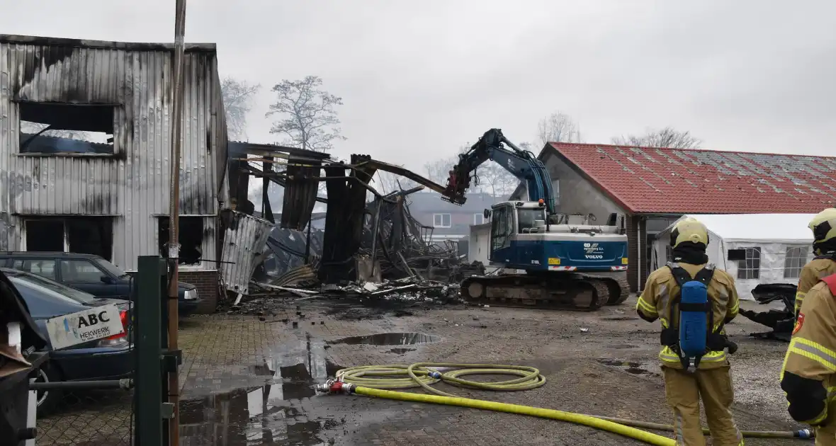 Bedrijfspanden verwoest door brand, overslag naar vuurwerkopslag voorkomen - Foto 8