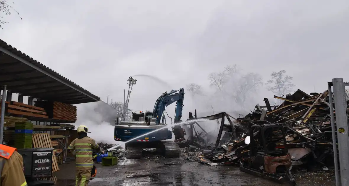 Bedrijfspanden verwoest door brand, overslag naar vuurwerkopslag voorkomen - Foto 9