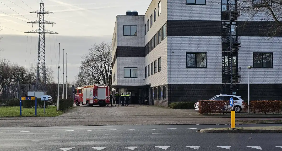 Brandweer onderzoekt hinderlijke lucht in gebouw