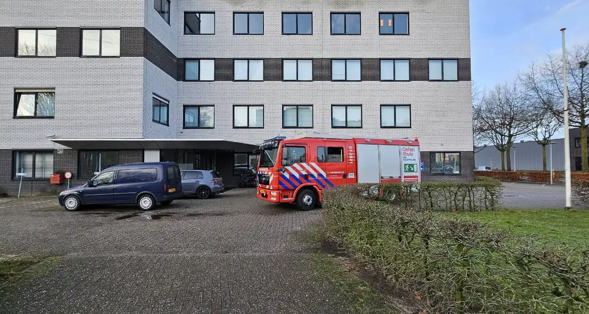 Brandweer onderzoekt hinderlijke lucht in gebouw - Foto 1