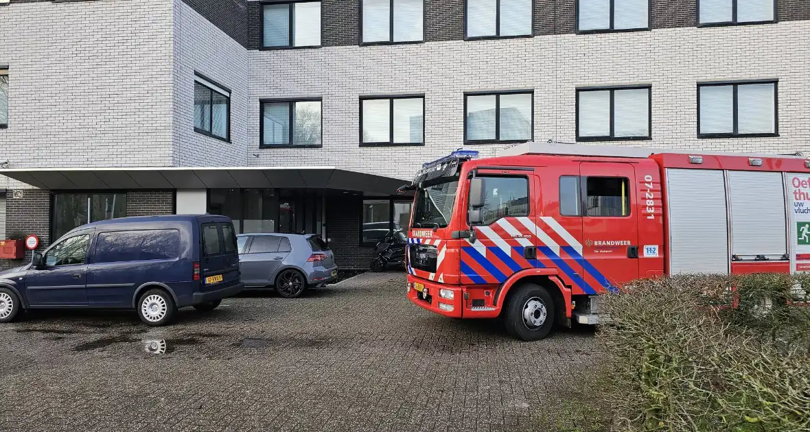 Brandweer onderzoekt hinderlijke lucht in gebouw - Foto 2