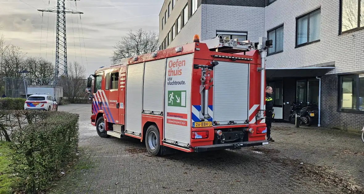 Brandweer onderzoekt hinderlijke lucht in gebouw - Foto 3