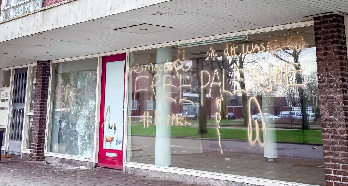 Ruiten leegstaand pand beklad en bekogeld met stenen - Foto 1