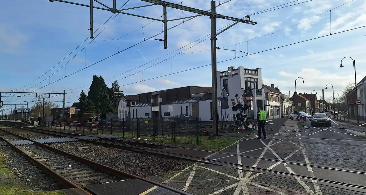 Enorme ravage nadat trein op auto botst - Foto 1