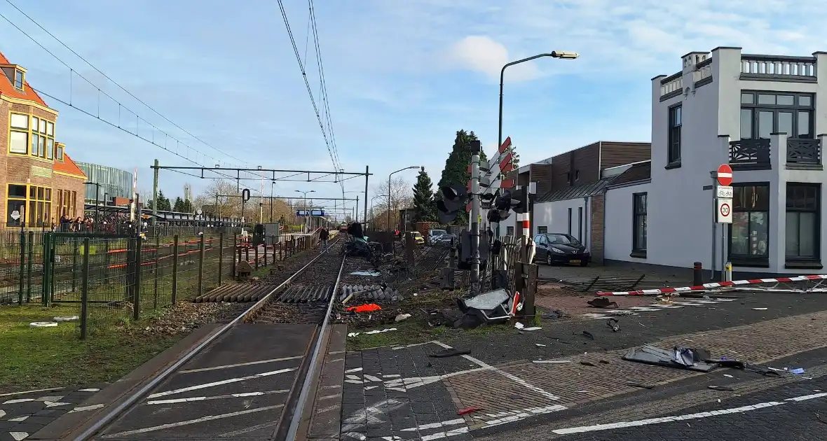 Enorme ravage nadat trein op auto botst - Foto 2