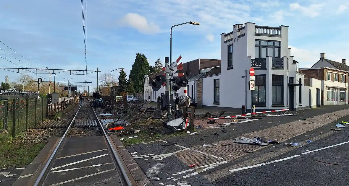 Enorme ravage nadat trein op auto botst - Foto 3