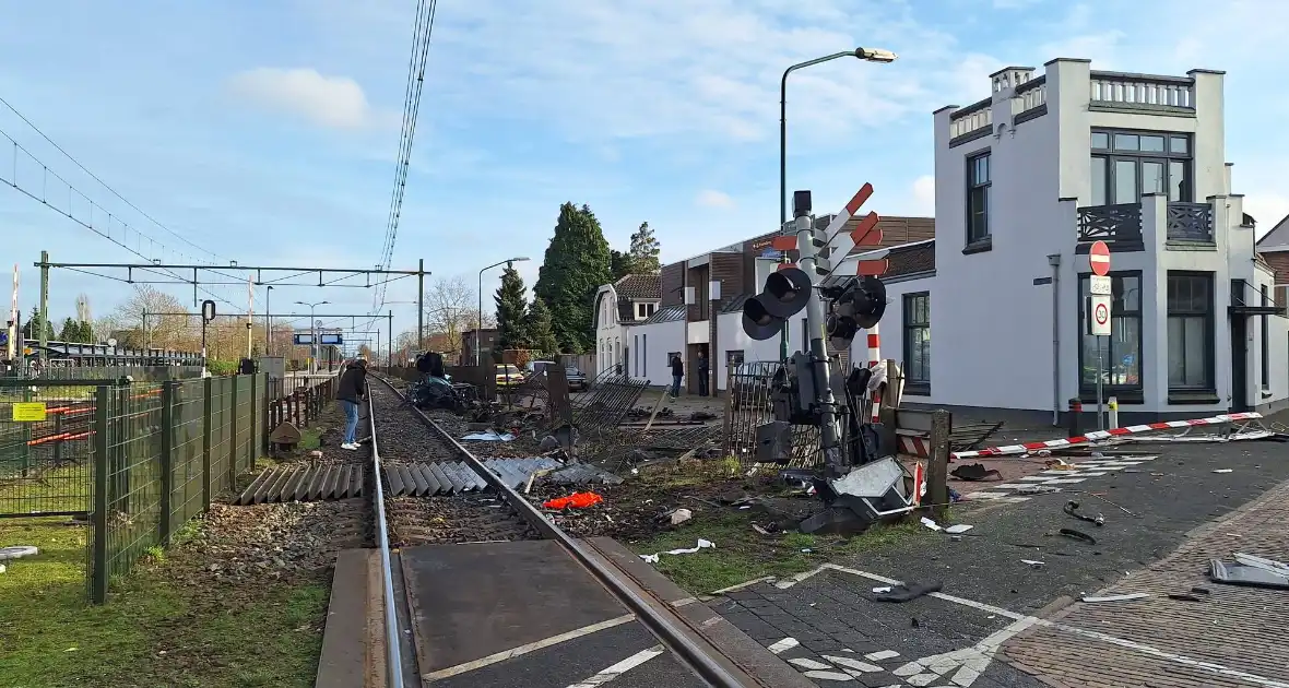 Enorme ravage nadat trein op auto botst - Foto 5