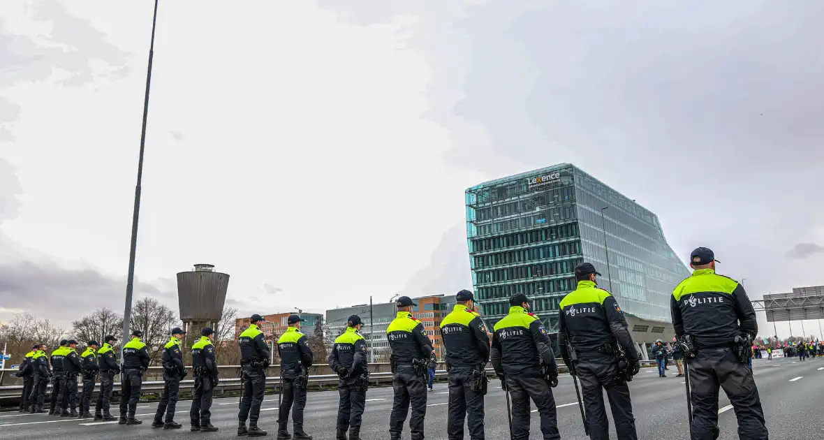 Snelweg urenlang geblokkeerd door demonstranten