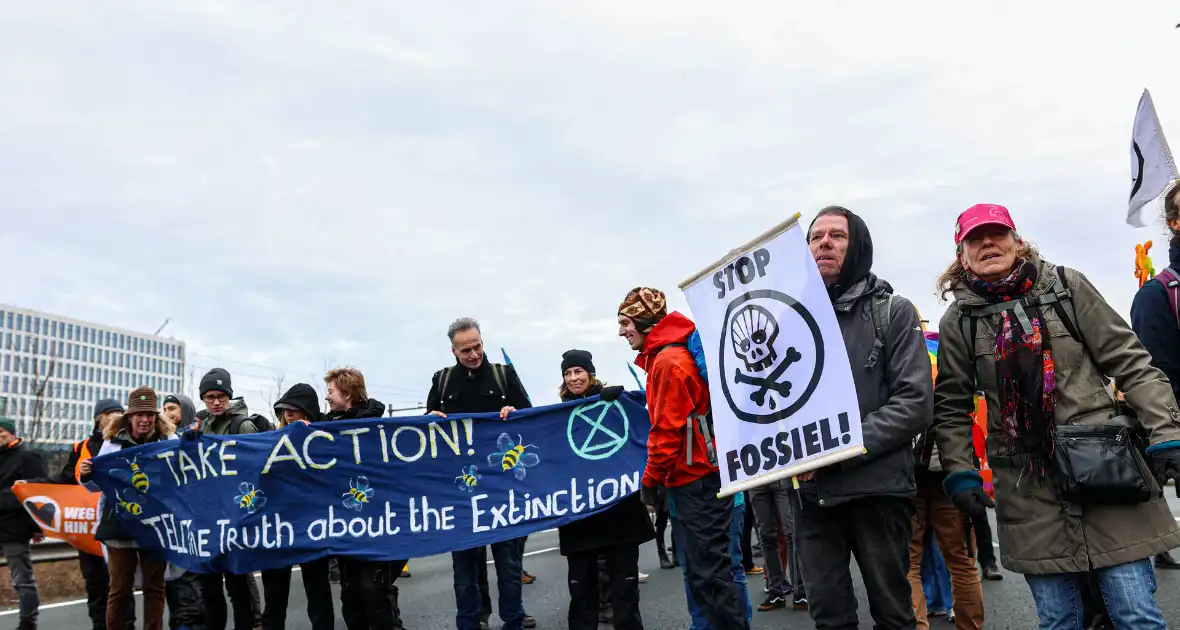 Snelweg urenlang geblokkeerd door demonstranten - Foto 1