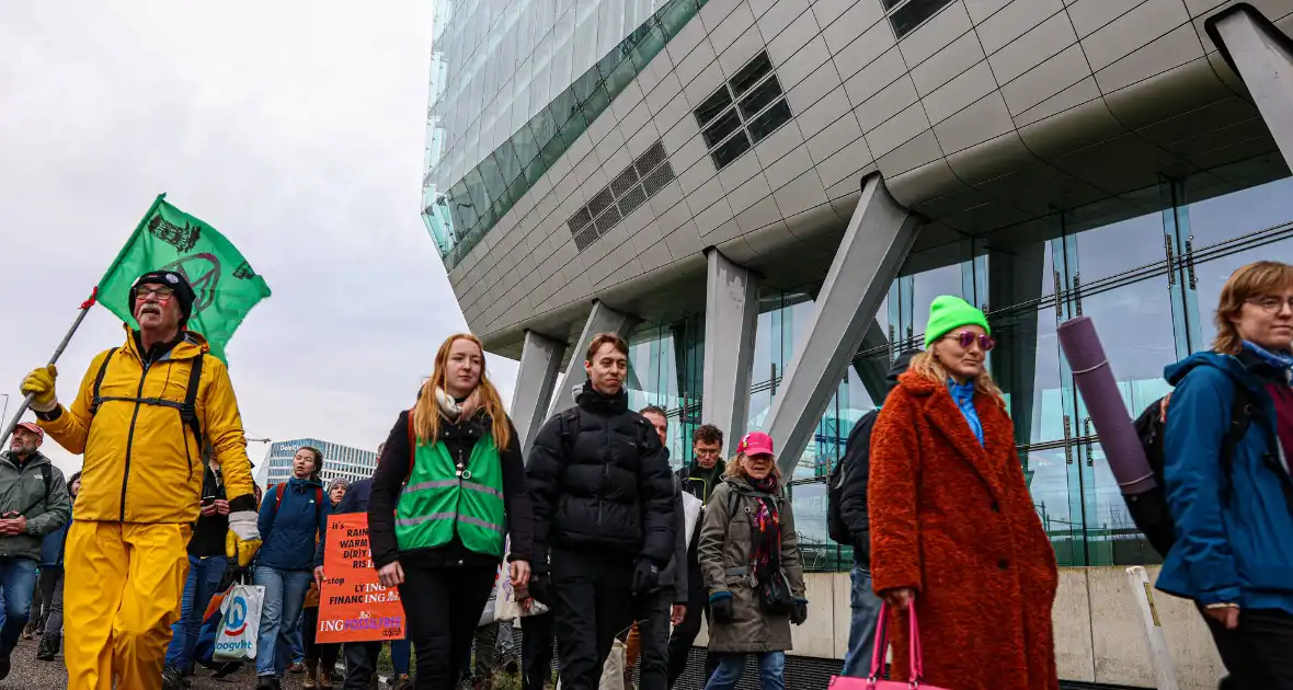 Snelweg urenlang geblokkeerd door demonstranten - Foto 2