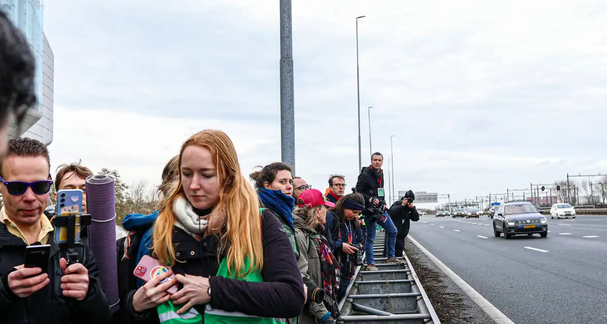 Snelweg urenlang geblokkeerd door demonstranten - Foto 3