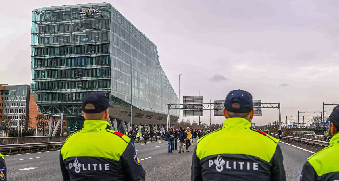 Snelweg urenlang geblokkeerd door demonstranten - Foto 4