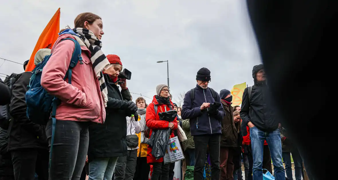 Snelweg urenlang geblokkeerd door demonstranten - Foto 5