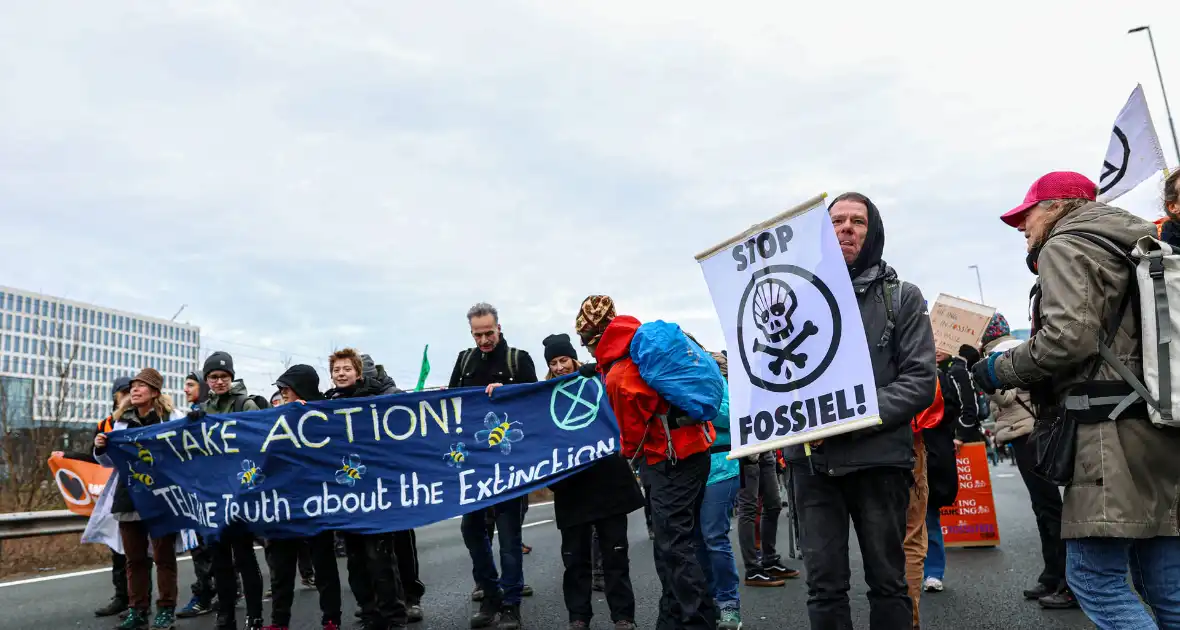 Snelweg urenlang geblokkeerd door demonstranten - Foto 6