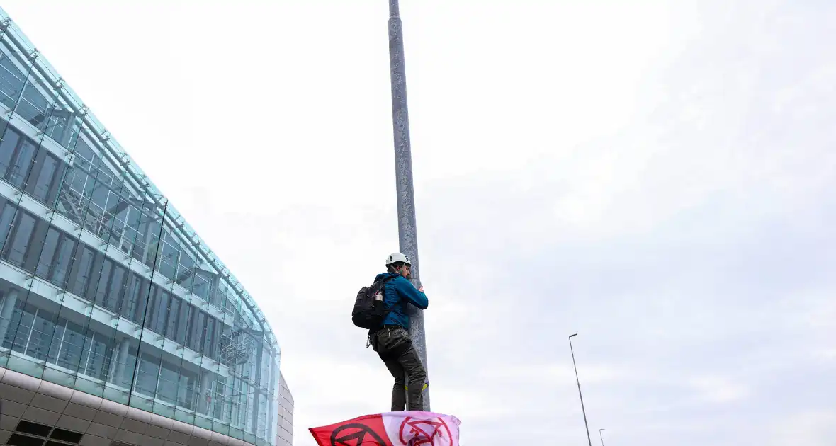 Snelweg urenlang geblokkeerd door demonstranten - Foto 7