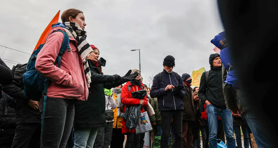 Snelweg urenlang geblokkeerd door demonstranten - Foto 8