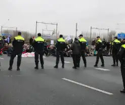 Demonstranten worden van de A10 gehaald na demonstratie