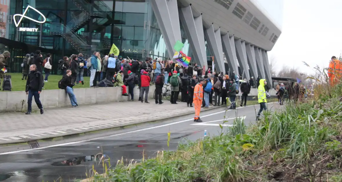 Demonstranten worden van de A10 gehaald na demonstratie - Foto 1