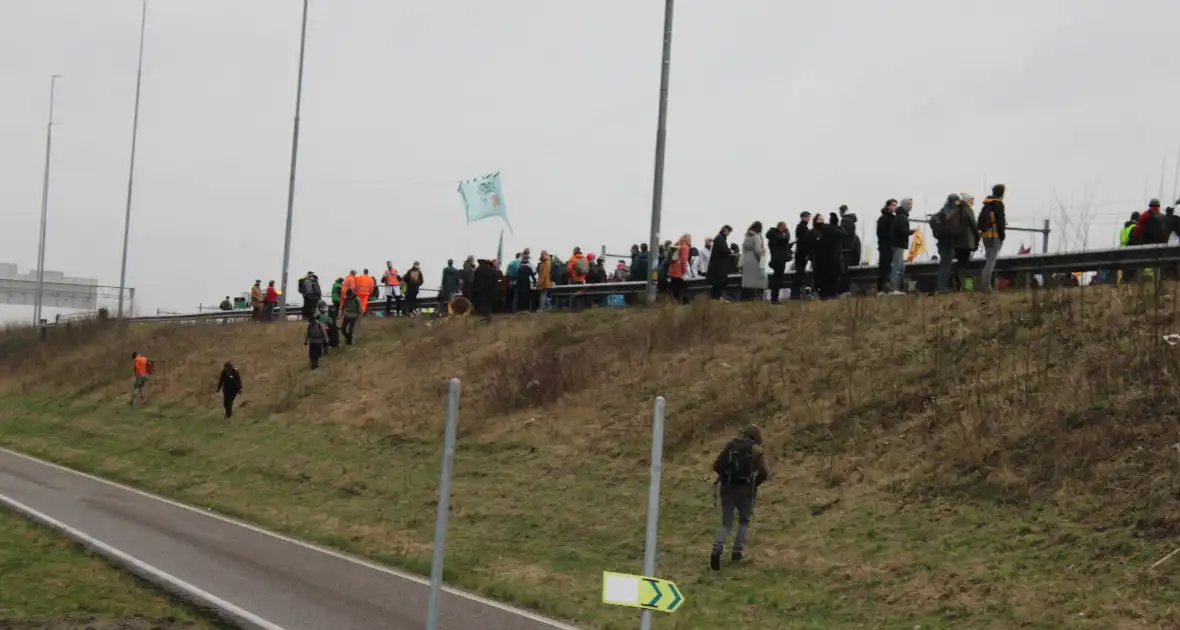 Demonstranten worden van de A10 gehaald na demonstratie - Foto 10