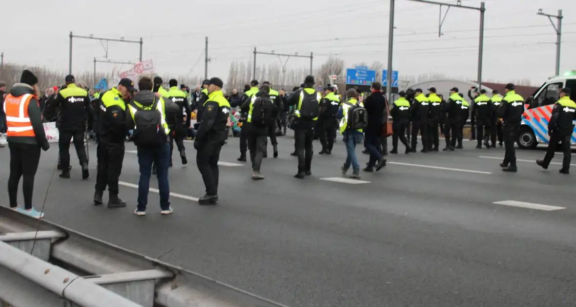 Demonstranten worden van de A10 gehaald na demonstratie - Foto 11