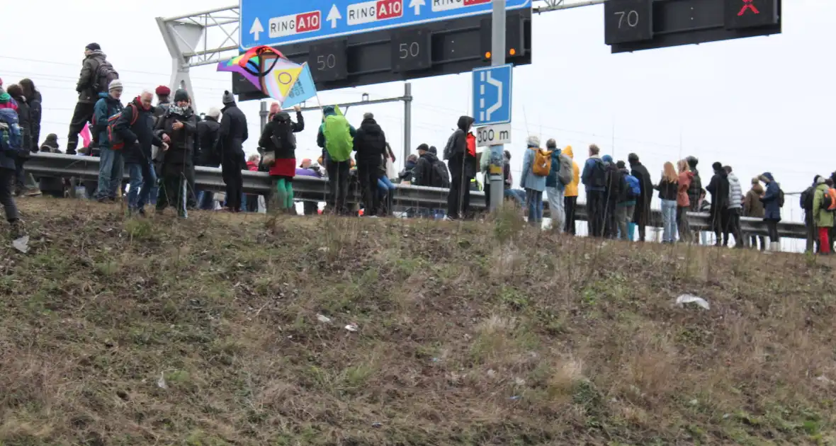 Demonstranten worden van de A10 gehaald na demonstratie - Foto 12