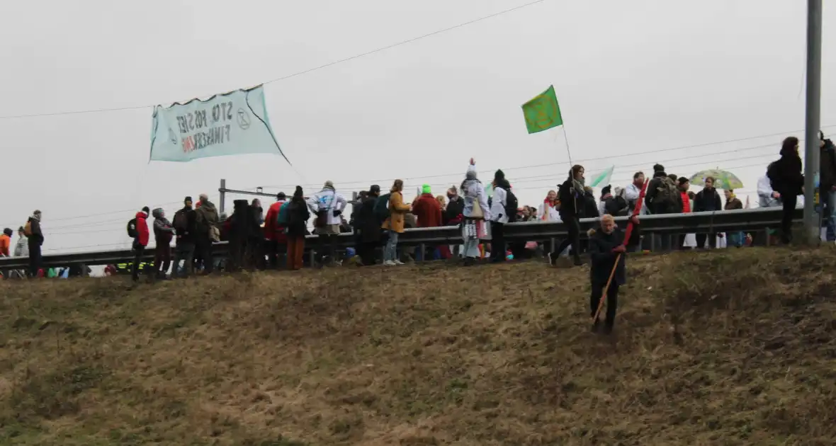 Demonstranten worden van de A10 gehaald na demonstratie - Foto 13