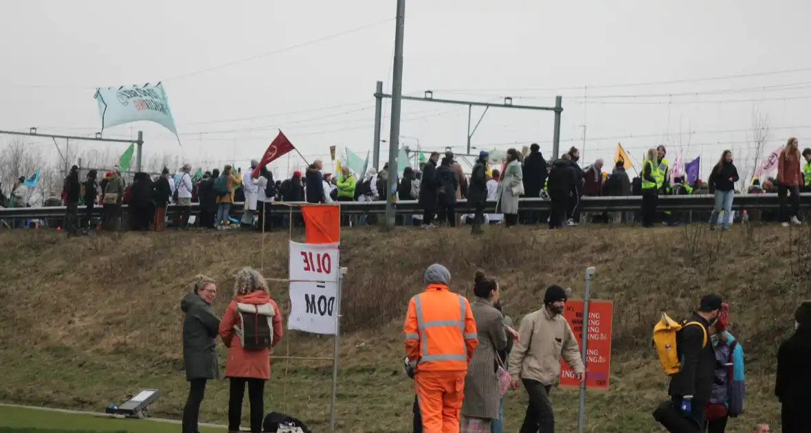 Demonstranten worden van de A10 gehaald na demonstratie - Foto 14