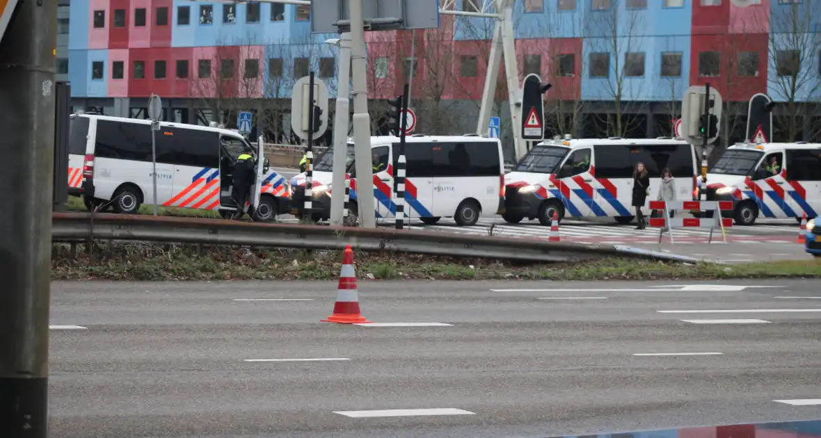 Demonstranten worden van de A10 gehaald na demonstratie - Foto 15