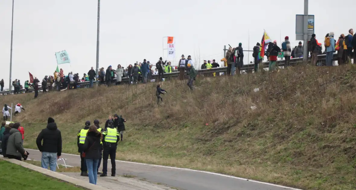 Demonstranten worden van de A10 gehaald na demonstratie - Foto 16