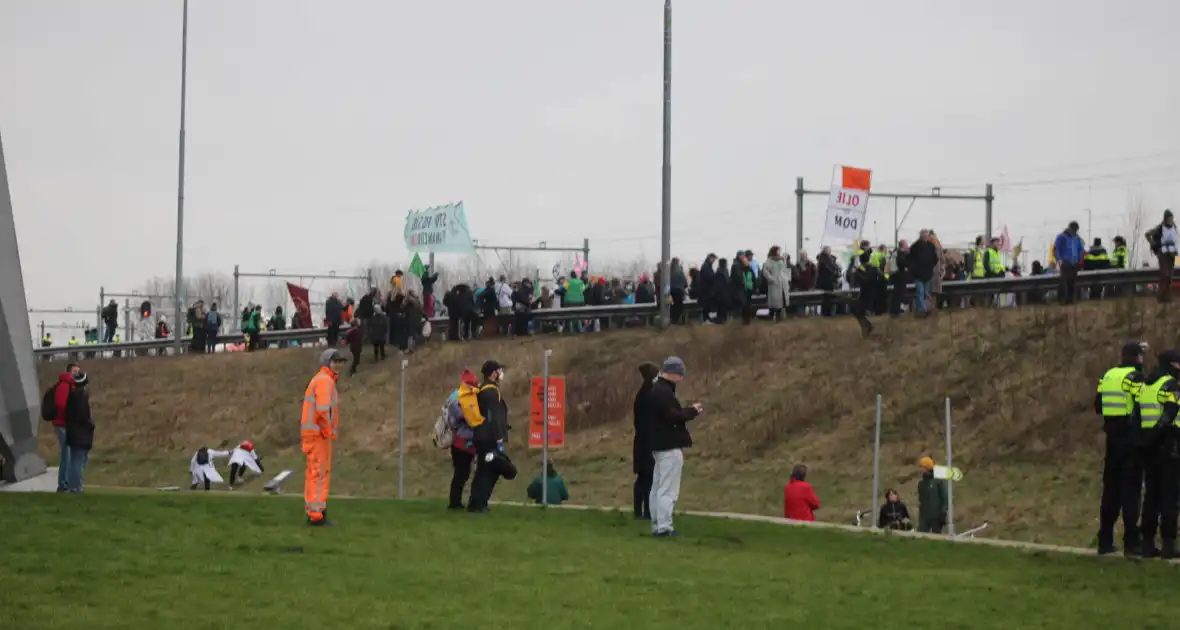 Demonstranten worden van de A10 gehaald na demonstratie - Foto 17