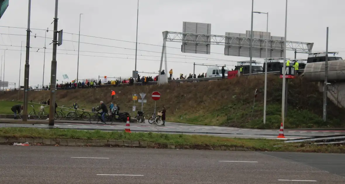 Demonstranten worden van de A10 gehaald na demonstratie - Foto 18