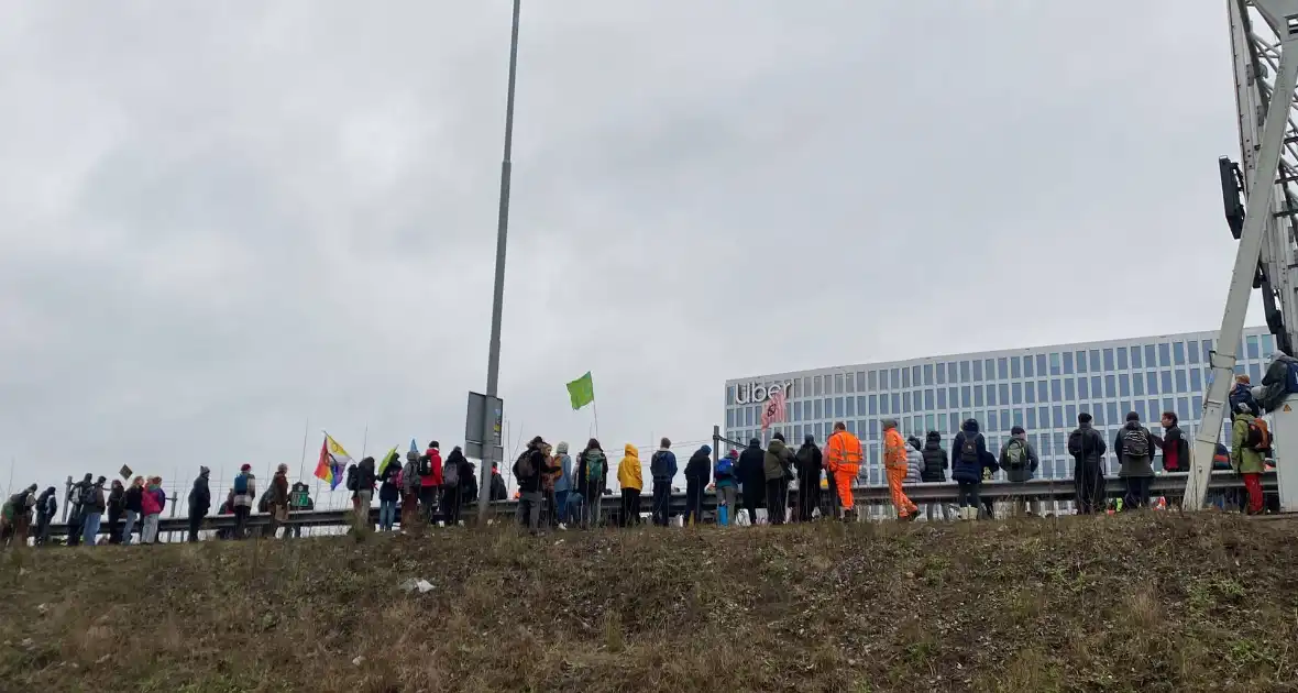 Demonstranten worden van de A10 gehaald na demonstratie - Foto 19