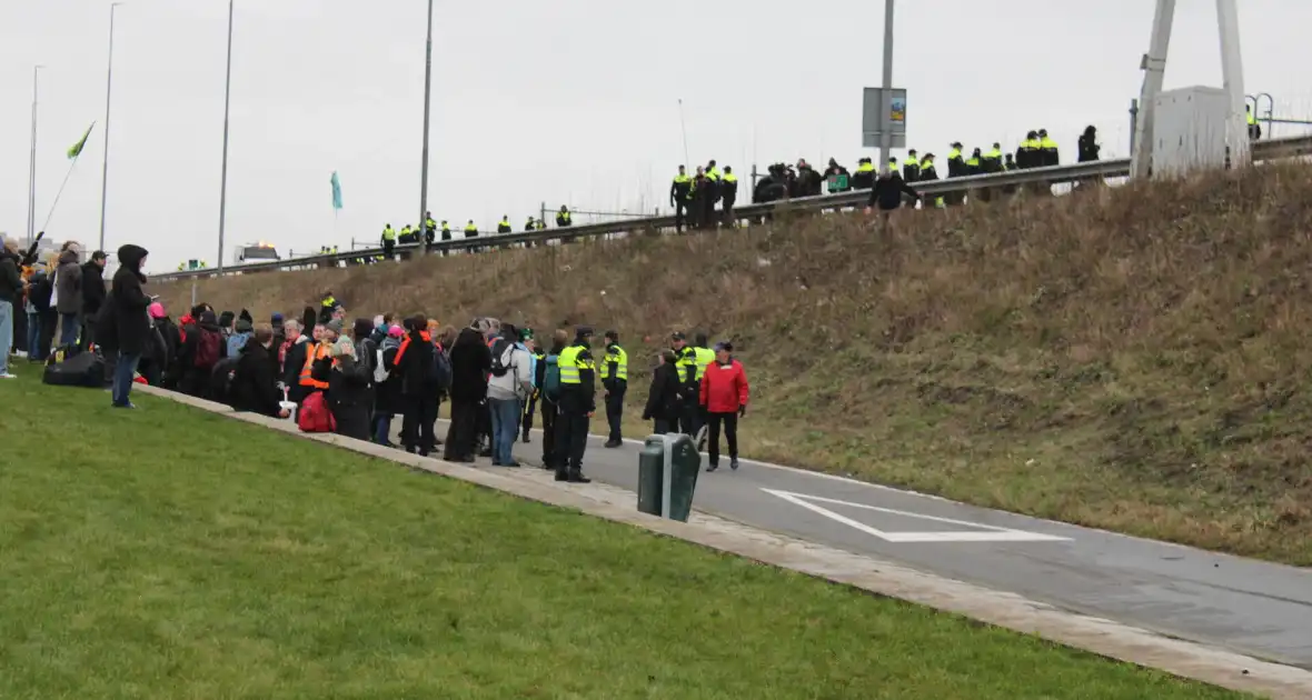 Demonstranten worden van de A10 gehaald na demonstratie - Foto 2