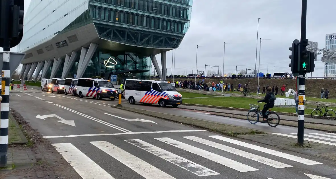 Demonstranten worden van de A10 gehaald na demonstratie - Foto 20