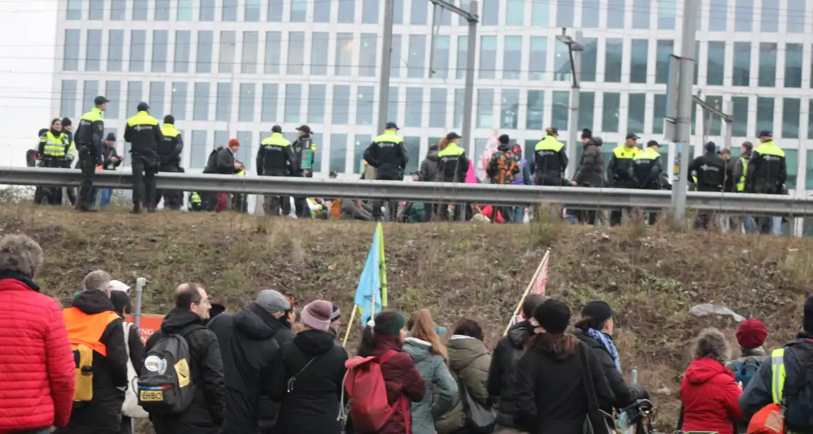 Demonstranten worden van de A10 gehaald na demonstratie - Foto 3