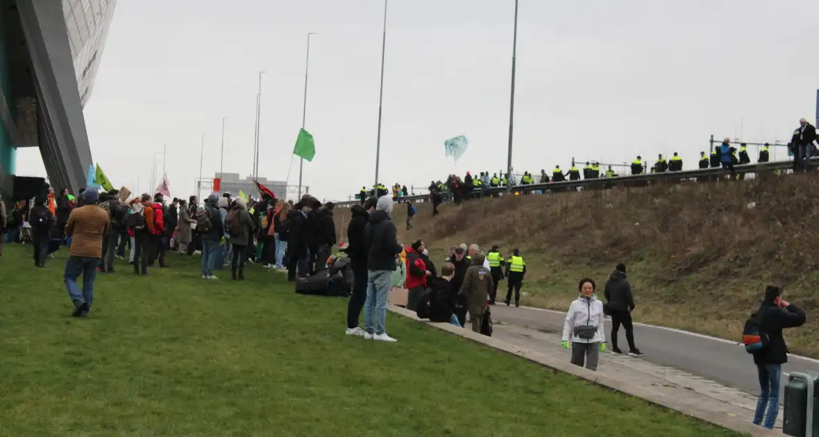 Demonstranten worden van de A10 gehaald na demonstratie - Foto 4