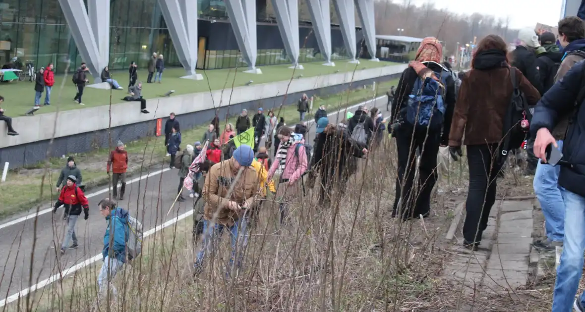 Demonstranten worden van de A10 gehaald na demonstratie - Foto 5