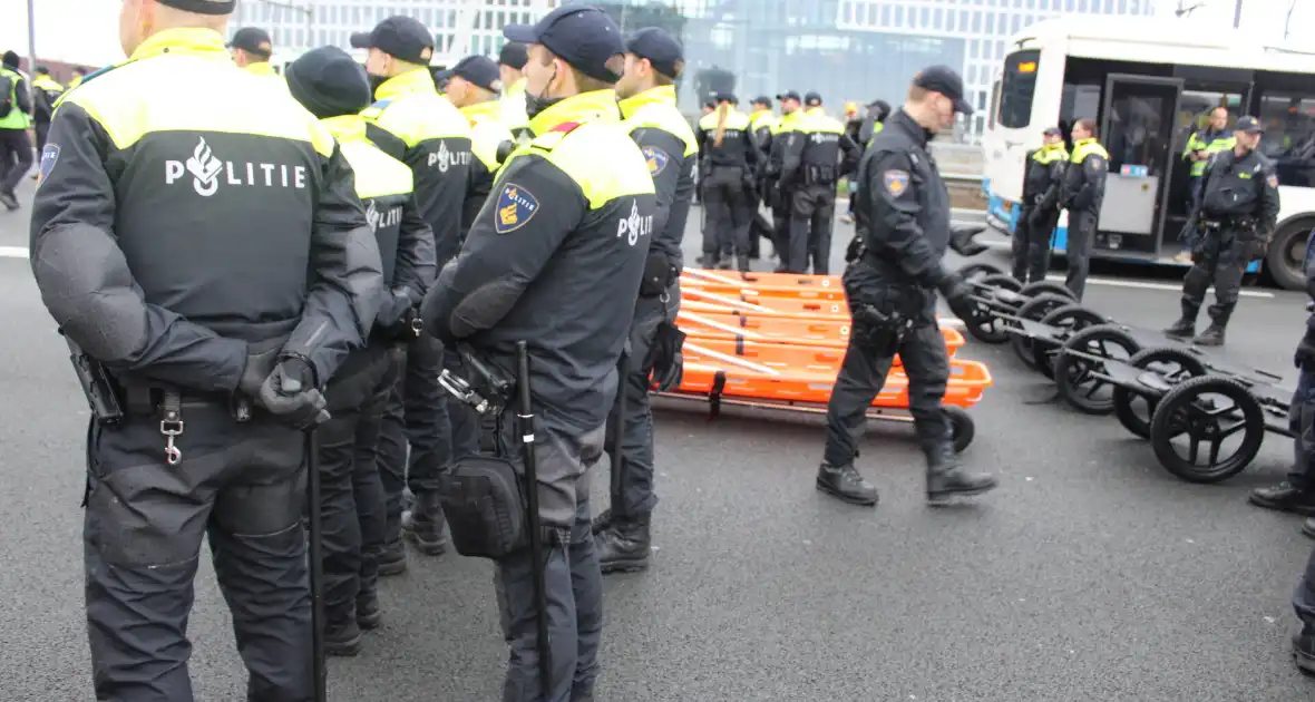 Demonstranten worden van de A10 gehaald na demonstratie - Foto 6