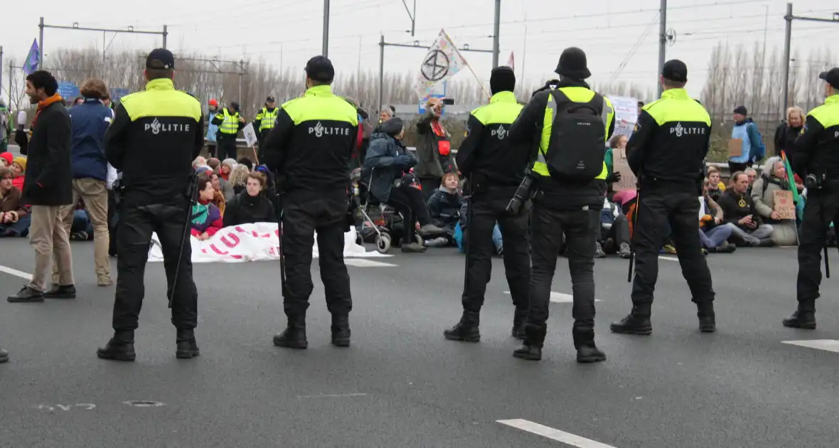 Demonstranten worden van de A10 gehaald na demonstratie - Foto 7