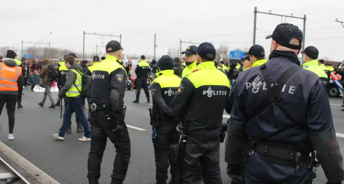 Demonstranten worden van de A10 gehaald na demonstratie - Foto 8