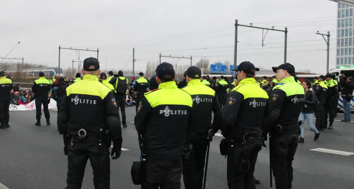 Demonstranten worden van de A10 gehaald na demonstratie - Foto 9